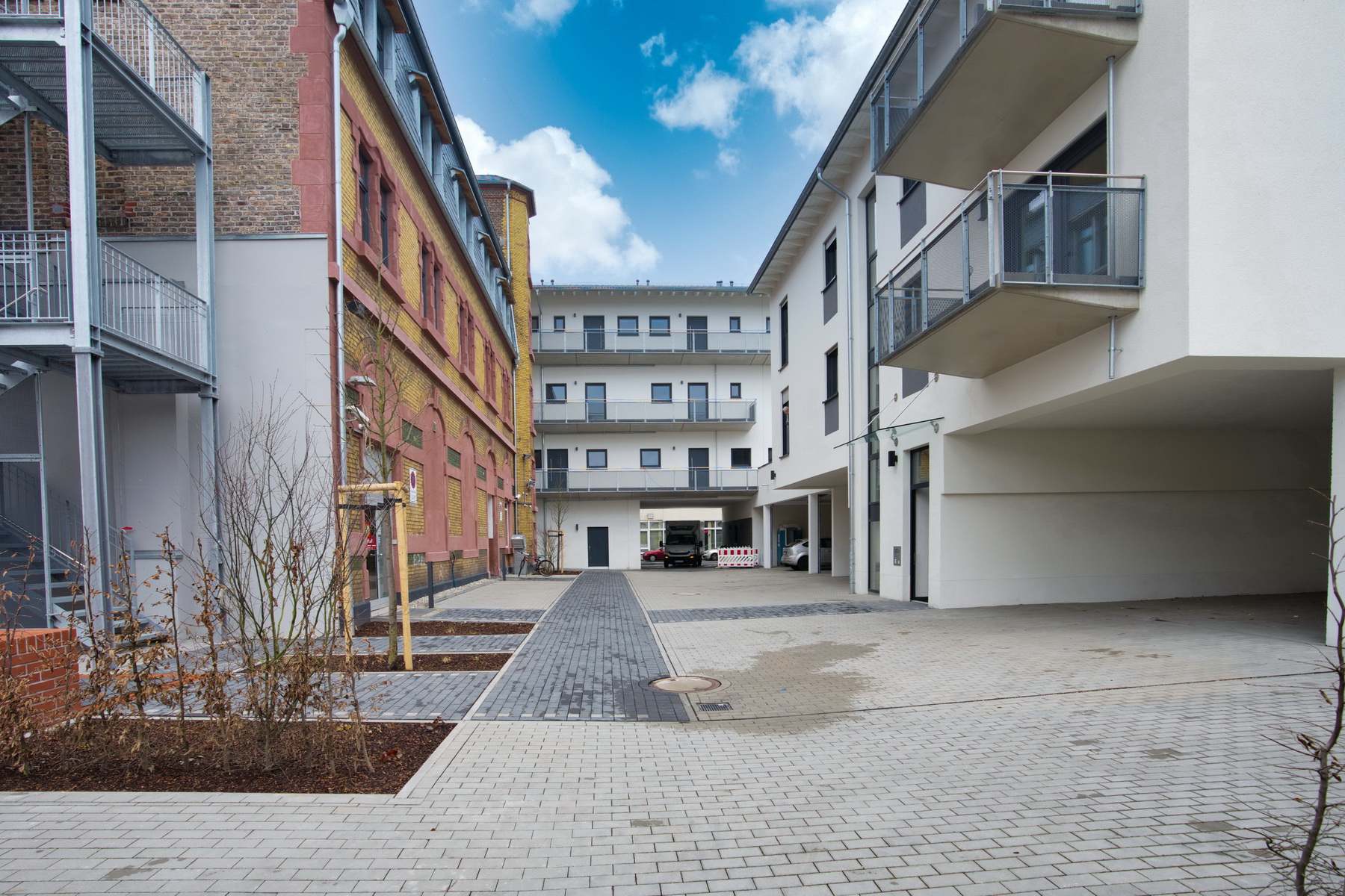 Innenhof der Bolongarostraße 122 mit dem Bestandsbau und zwei Neubauten