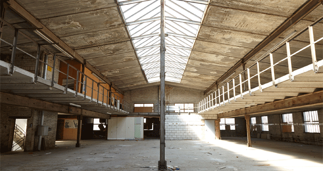 Dachgeschoss mit Galerie und Lichtdach des historischen Formenwerks vor dem Umbau image