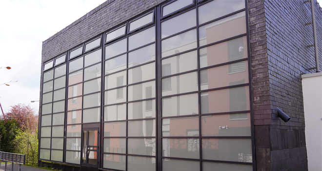 Lichtwand mit Spiegelung der Neubauten image